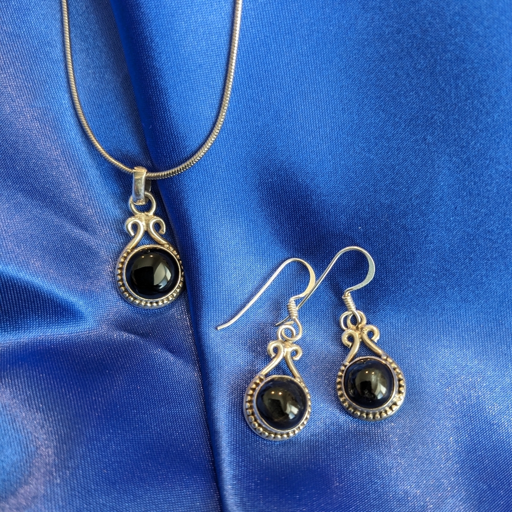 Onyx/silver pendant w/matching earrings. Bead filigree around black stone.